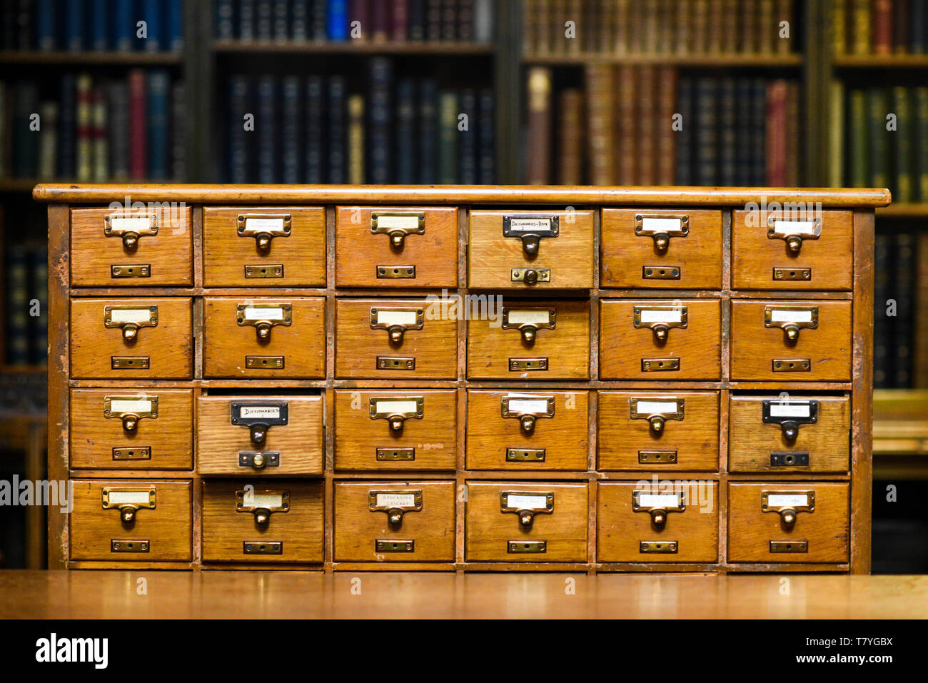 Cassetti per cercare il libro dei record nella libreria. Foto Stock