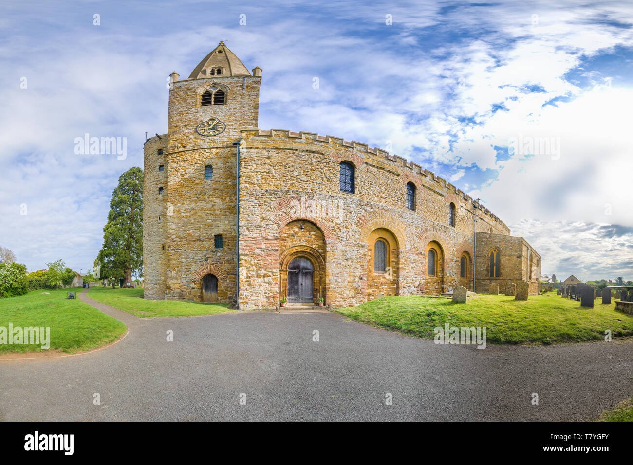 Il lato sud del sassone medievale chiesa, risalente al 680 D.C. a Brixworth, Inghilterra, su una soleggiata giornata di primavera. Foto Stock