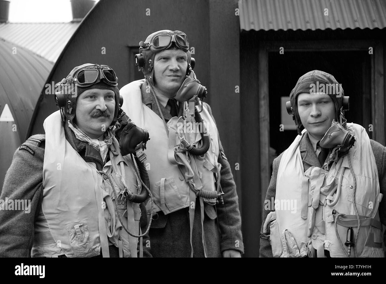 Avro Lancaster bomber troupe sul campo di aviazione Foto Stock