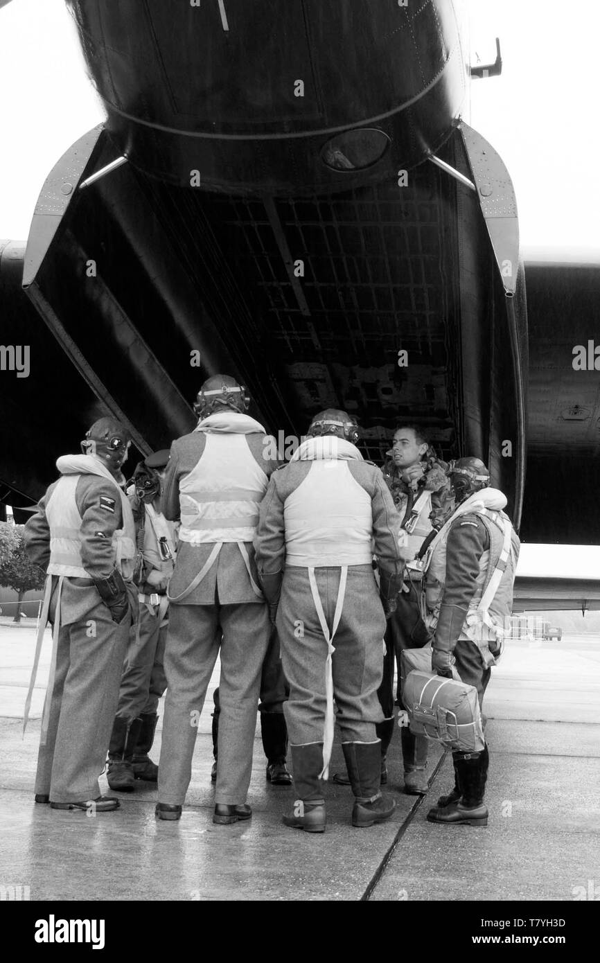 Seconda guerra mondiale bomber equipaggio in un aeroporto in Lincolnshire Foto Stock