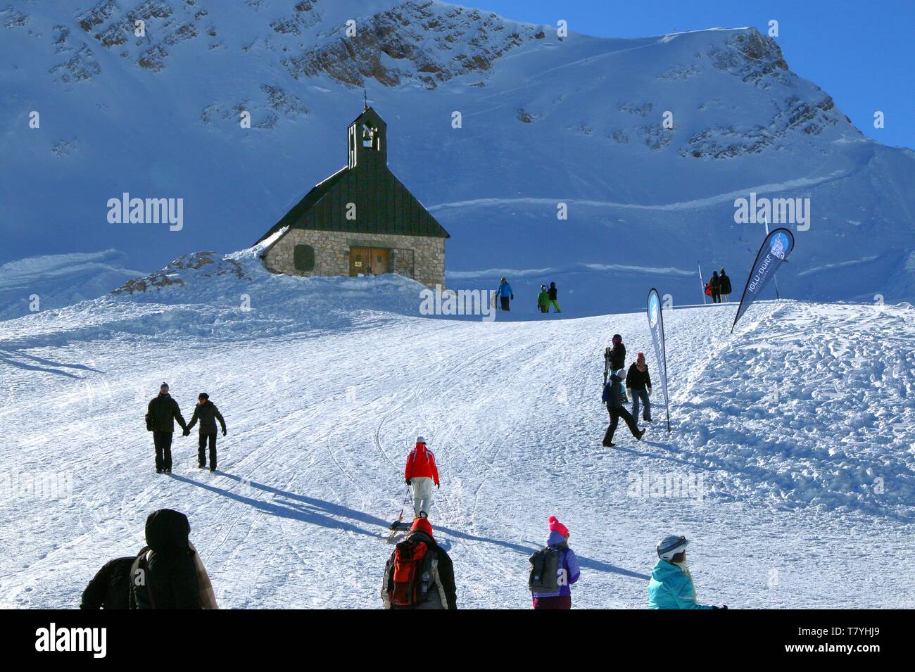 Wintersportler auf der Zugspitze vor der Kirche Maria Heimsuchung Foto Stock