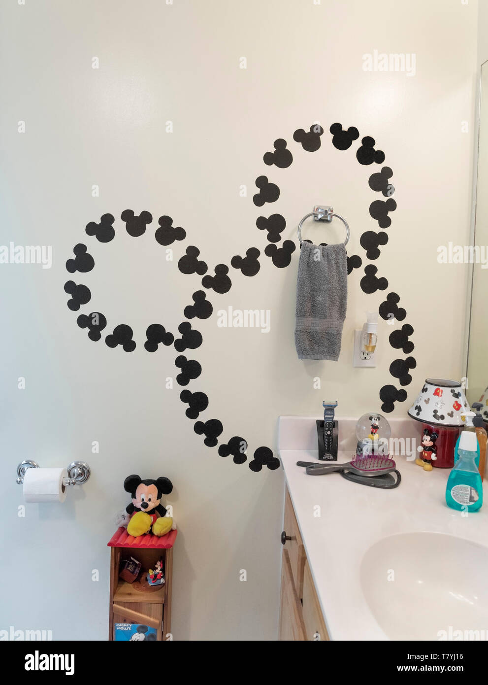 Mickey Mouse e altri personaggi Disney la decorazione di un bagno. Foto Stock
