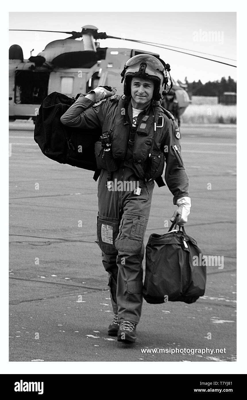 Militare pilota di elicottero Foto Stock