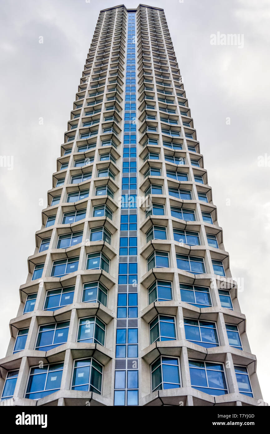 Il 33 piani di Torre del punto centrale. Progettato dagli uffici Seifert & Partners e completato nel 1966 è ora convertiti in appartamenti Foto Stock