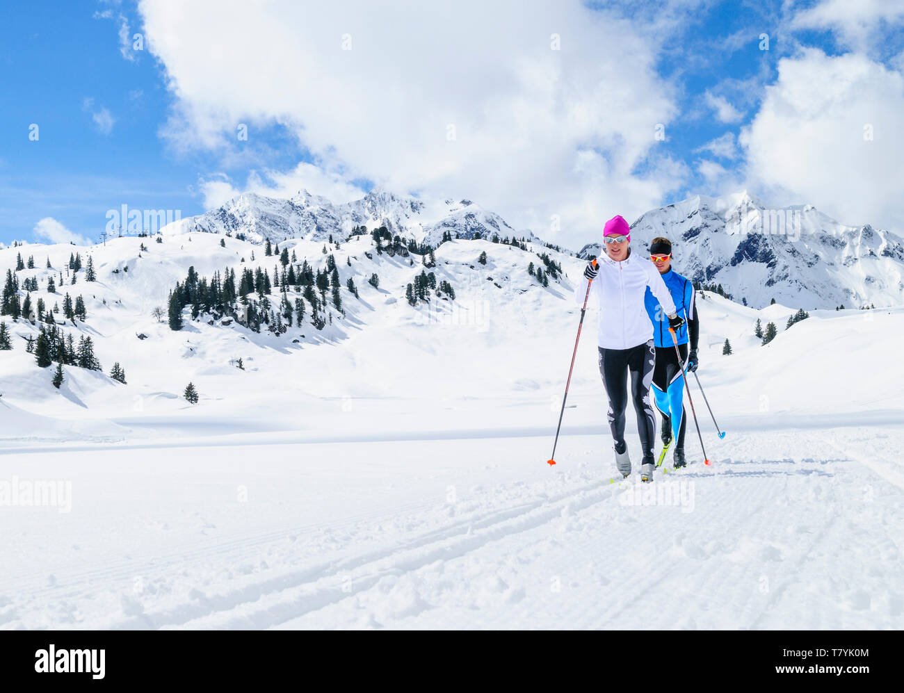 Coppia durante lo sci di fondo esercizio di stile classico in montagne austriache vicino a Warth Foto Stock