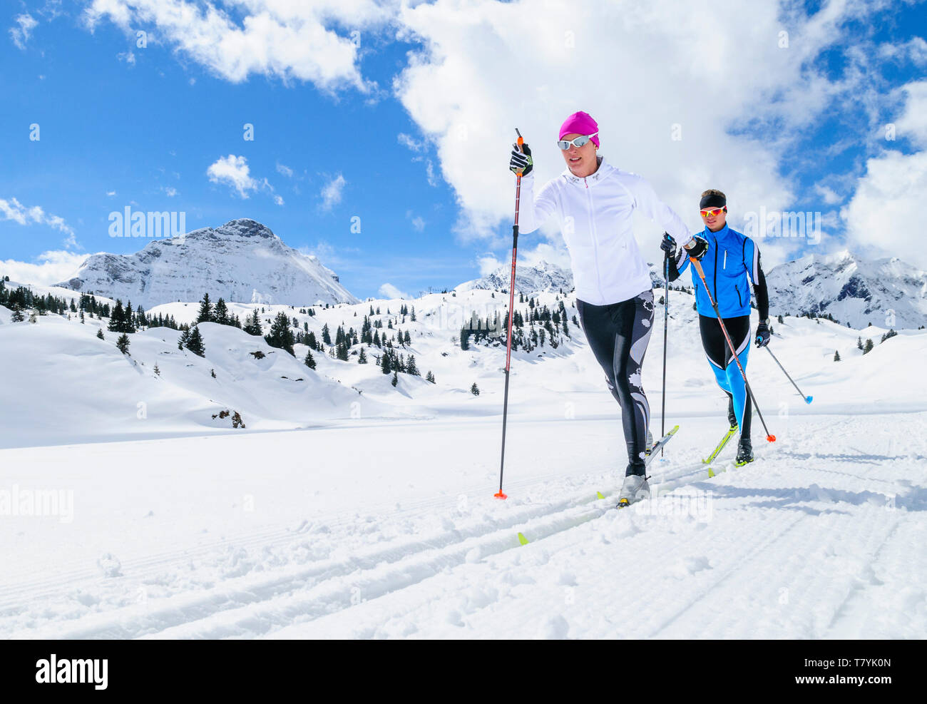 Coppia durante lo sci di fondo esercizio di stile classico in montagne austriache vicino a Warth Foto Stock