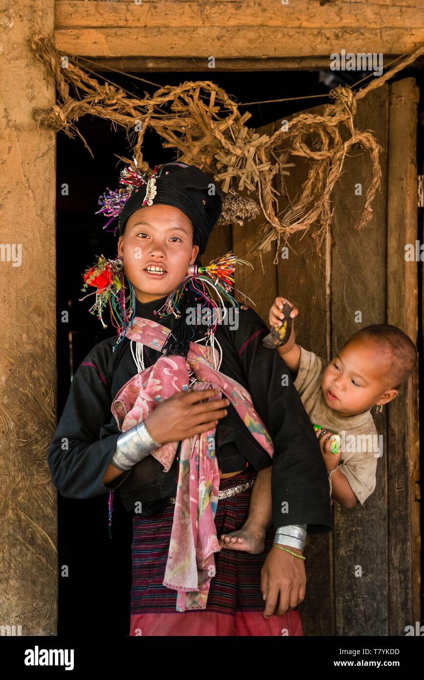 Myanmar (Birmania), stato Shan, area Kyaingtong, Ann tribù donna con il suo bambino Foto Stock