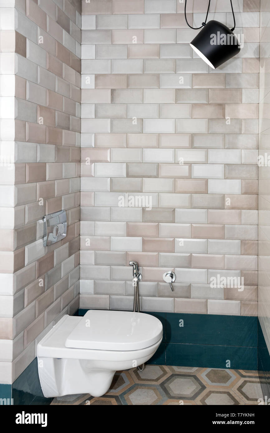 White water con bidet doccia nella stanza da bagno Foto stock - Alamy