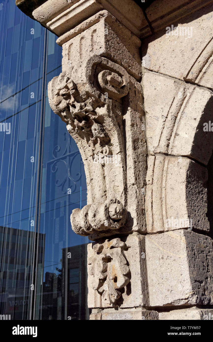 Dettaglio dei contrasti di pietra in stile neoclassico dettagli architettonici e architettura moderna Foto Stock