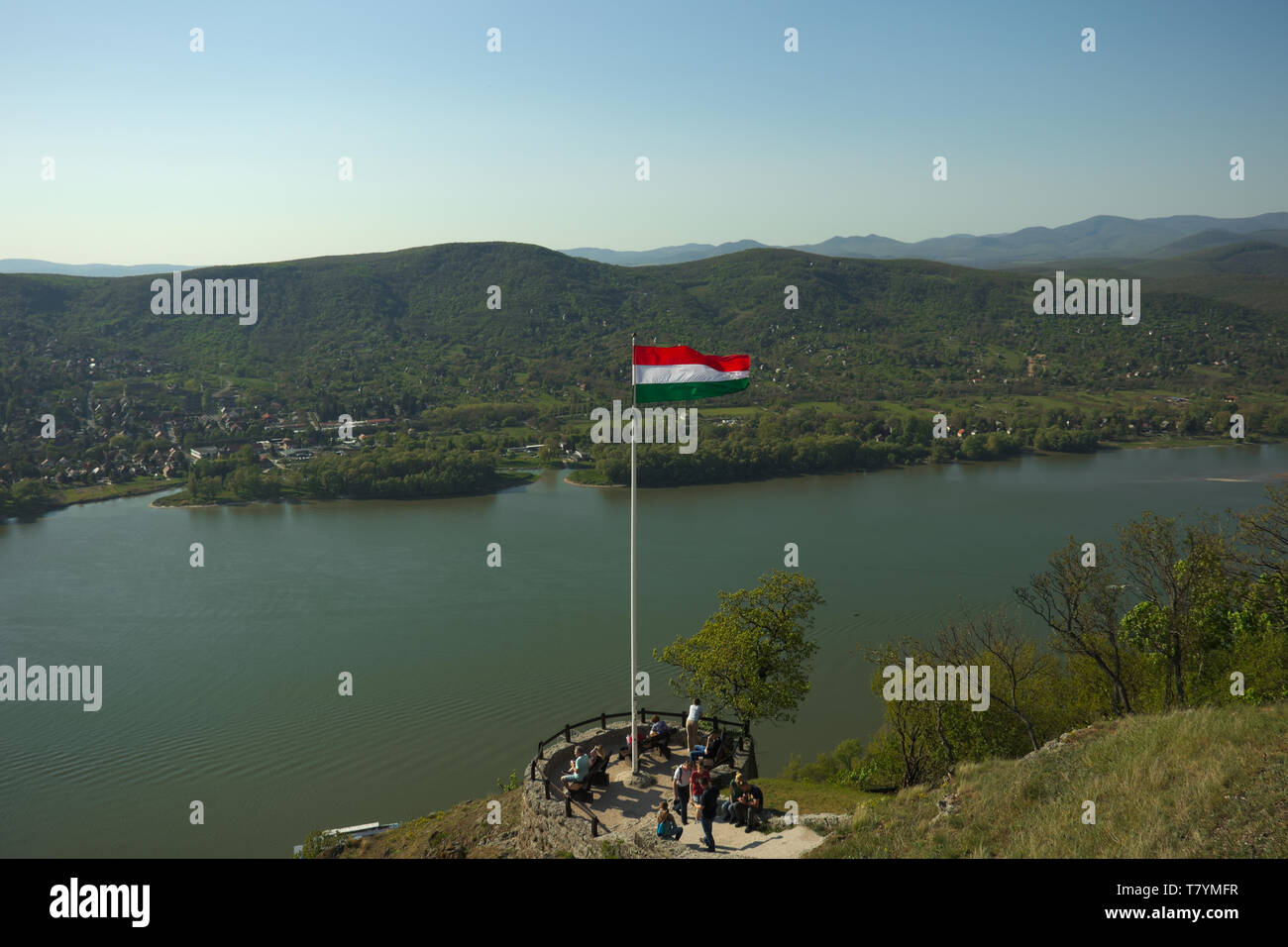 Visegrad, Ungheria - 4 22 2019: piattaforma di osservazione oltre il fiume Danubio nel castello di Visegrad. Persone che guardano oltre il fiume. Bandiera ungherese sventolare nel vento. Foto Stock