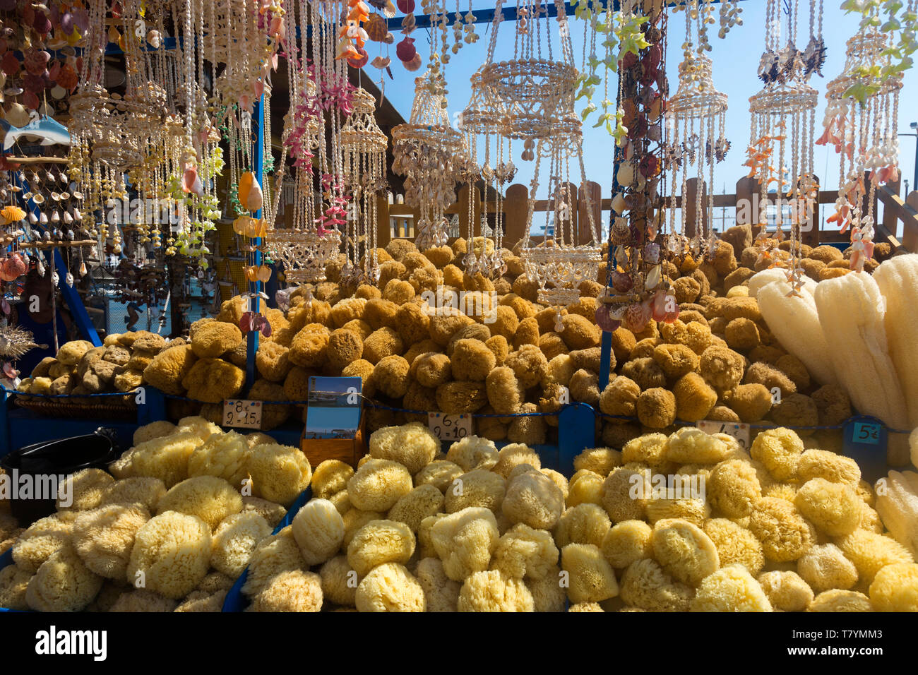 Spugne naturali sul mercato a Rodi - Grecia Foto Stock