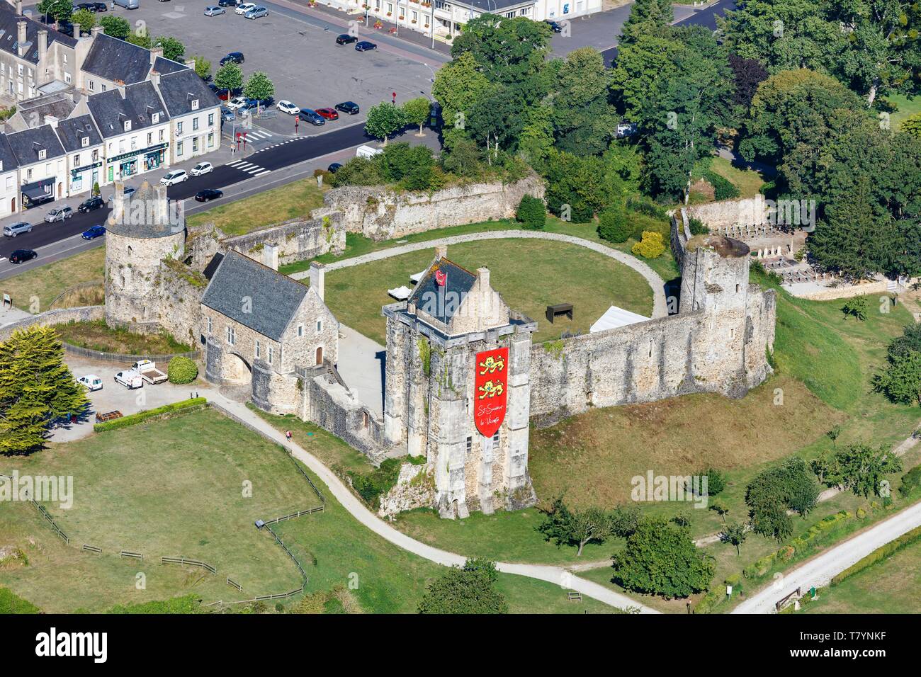 Francia, Manche, St Sauveur le Vicomte, il castello fortificato (vista aerea) Foto Stock
