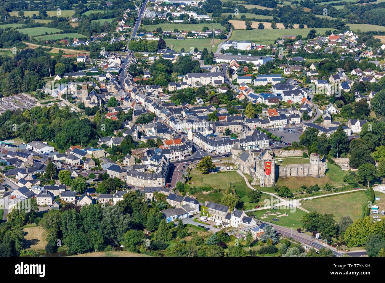 Francia, Manche, St Sauveur le Vicomte, il borgo e il castello fortificato (vista aerea) Foto Stock