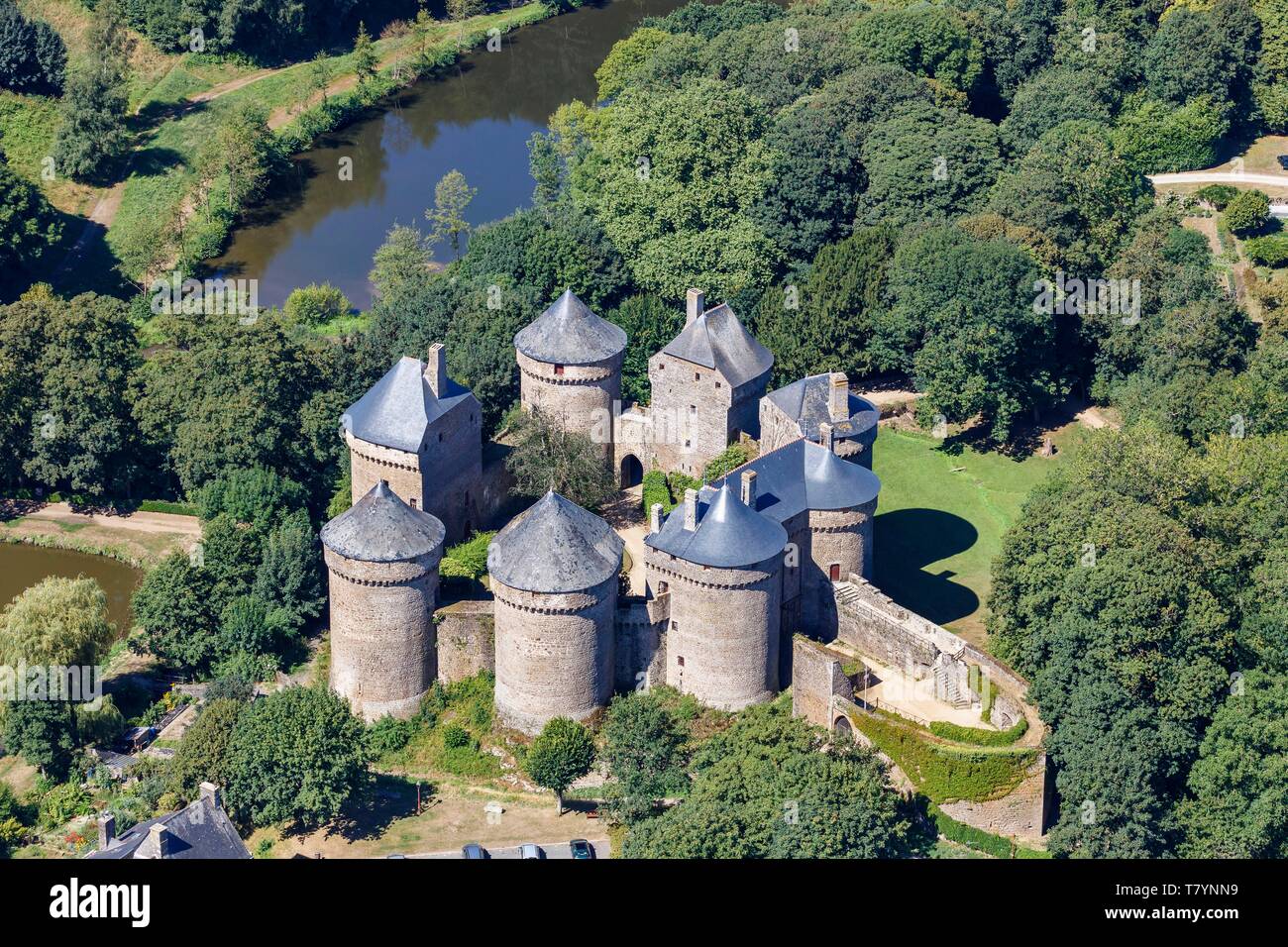 Francia, Mayenne, Lassay Les Chateaux, il castello fortificato (vista aerea) Foto Stock