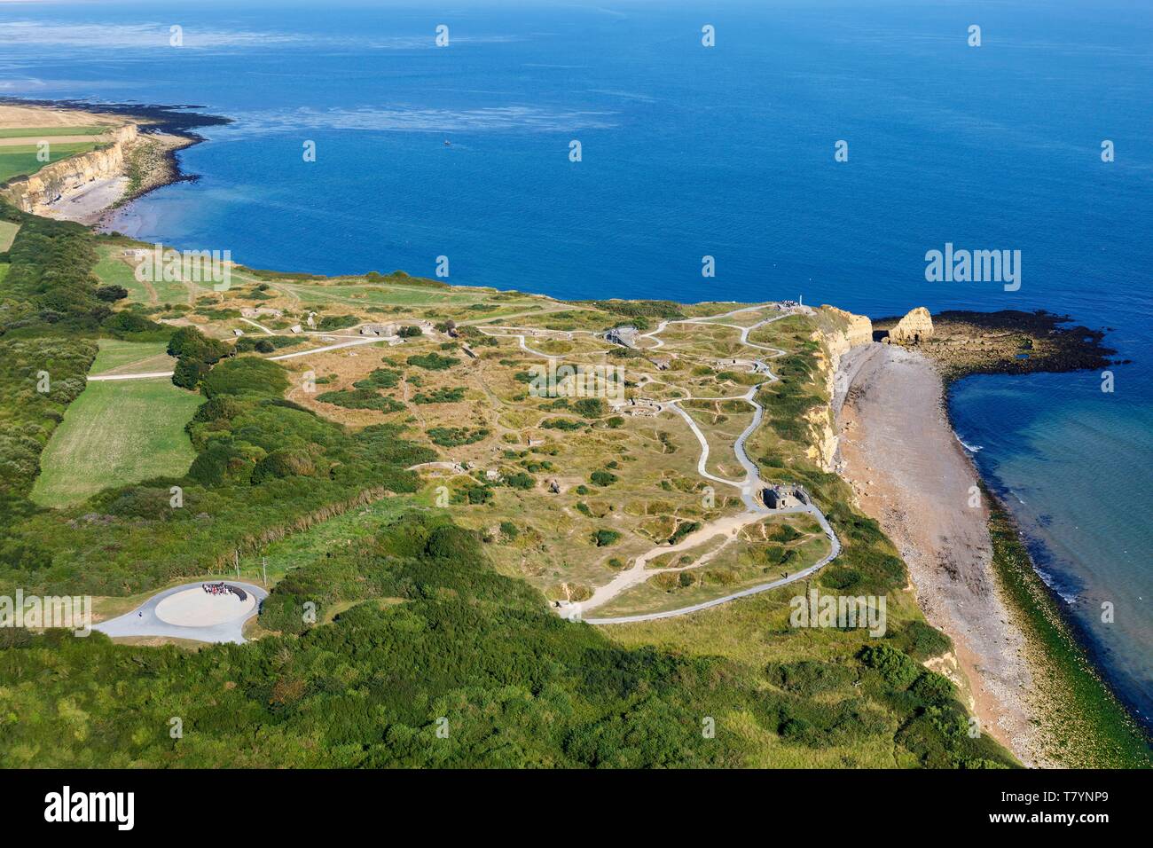 Francia, Calvados, Cricqueville en bessin, Tedesco fortificazioni a Pointe du Hoc (vista aerea) Foto Stock