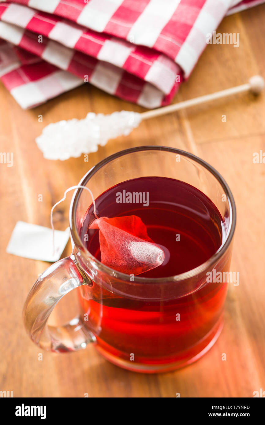 Frutta tè rosso sul tavolo di legno. Foto Stock