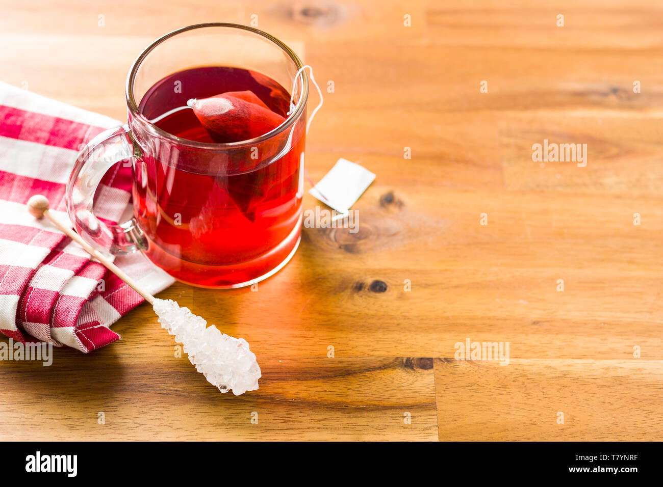 Frutta tè rosso sul tavolo di legno. Foto Stock