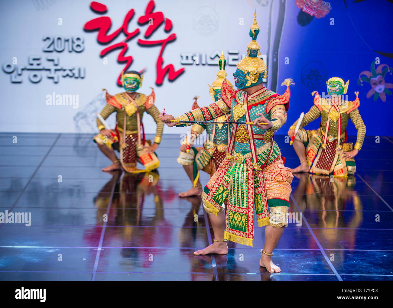 Ballerini thailandesi che suonano la tradizionale danza thailandese Khon al festival di danza Mask in Andong Corea del Sud Foto Stock