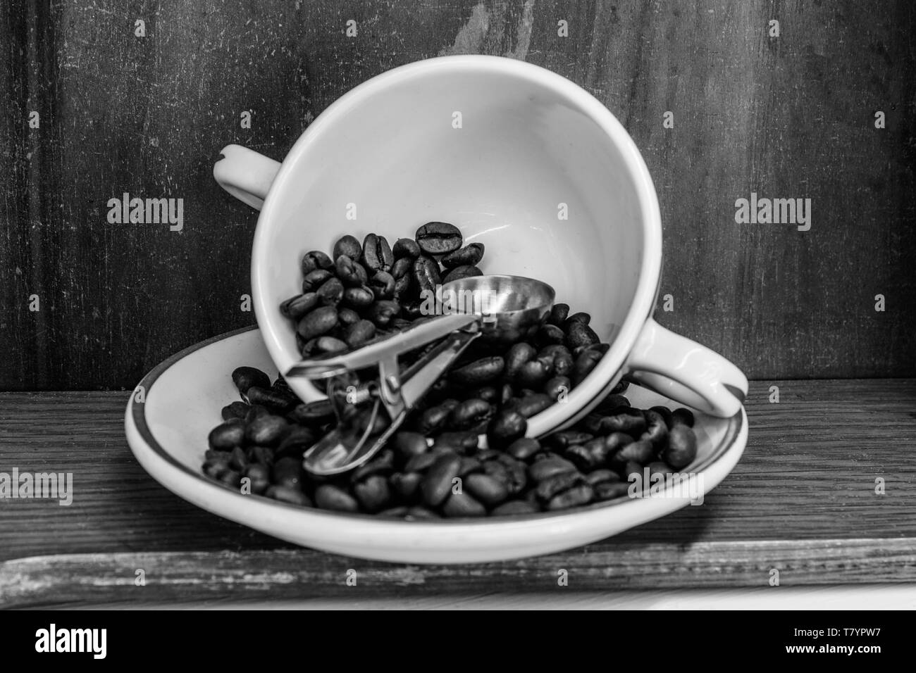 Tazza di caffè e fagioli su uno sfondo di legno ho Foto Stock