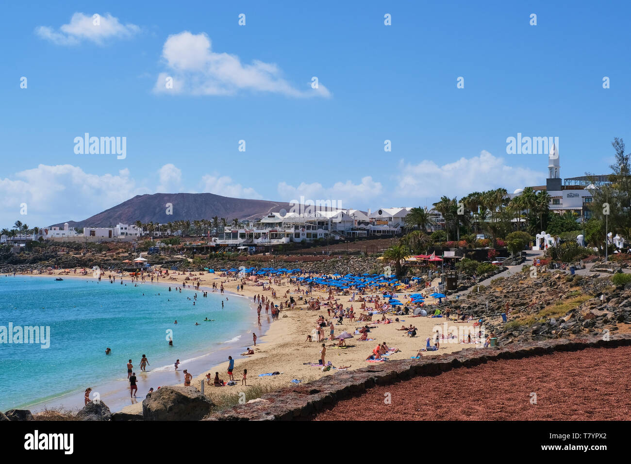 Playa Blanca, Lanzarote, Spagna - 24 Aprile 2019: il turista a godere di una giornata sulla spiaggia di Playa Dorada in Lanzarote, in inverno una destinazione preferita Foto Stock