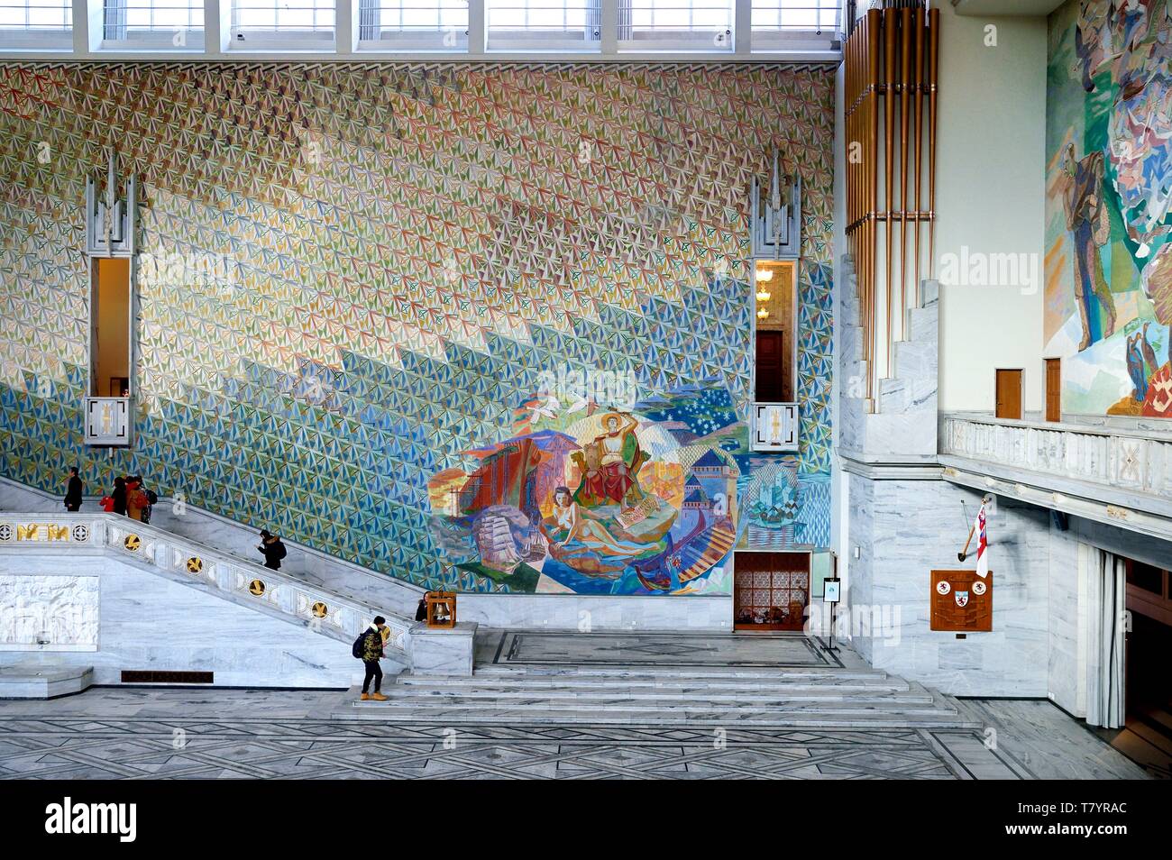 Norvegia, Oslo City Hall (Radhuset), Sala Principale che ospita il Premio Nobel per la Pace di cerimonia, affreschi con motivi dal norvegese della storia, della cultura e del mondo del lavoro Foto Stock