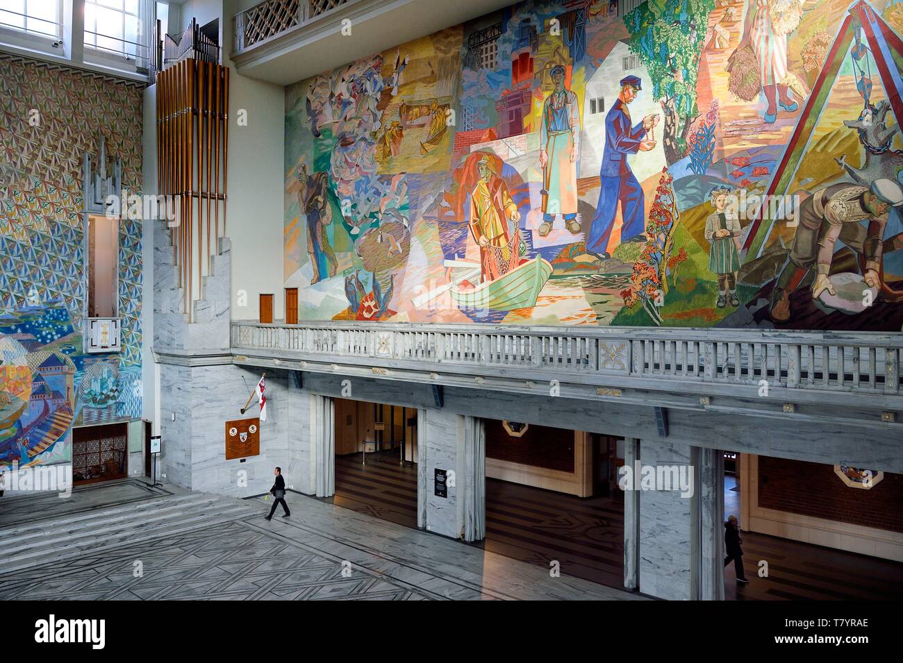 Norvegia, Oslo City Hall (Radhuset), Sala Principale che ospita il Premio Nobel per la Pace di cerimonia, affreschi con motivi dal norvegese della storia, della cultura e del mondo del lavoro Foto Stock