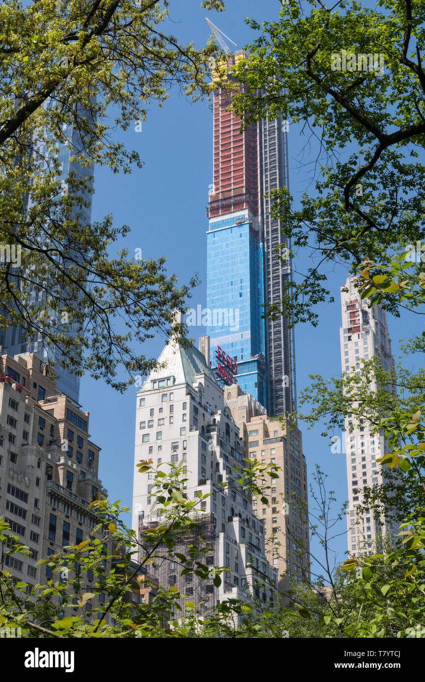 SuperTall Central Park Tower grattacielo in costruzione come si vede dal Central Park di New York, Stati Uniti d'America Foto Stock