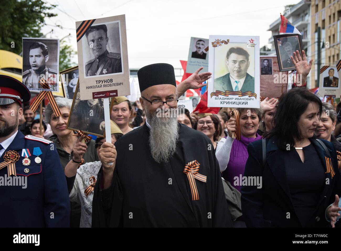 Un sacerdote visto tenendo un immagine durante le celebrazioni. Migliaia di cittadini russi che hanno partecipato alle celebrazioni per l'anniversario della vittoria contro il fascismo, che è stato istituito come una vittoria al giorno. Con la parata militare nonché la dimostrazione, il festoso evento ha avuto luogo in tutta la Russia, con i cittadini tenendo le foto dei loro parenti che hanno combattuto o sono stati uccisi durante la Guerra Mondiale. Foto Stock