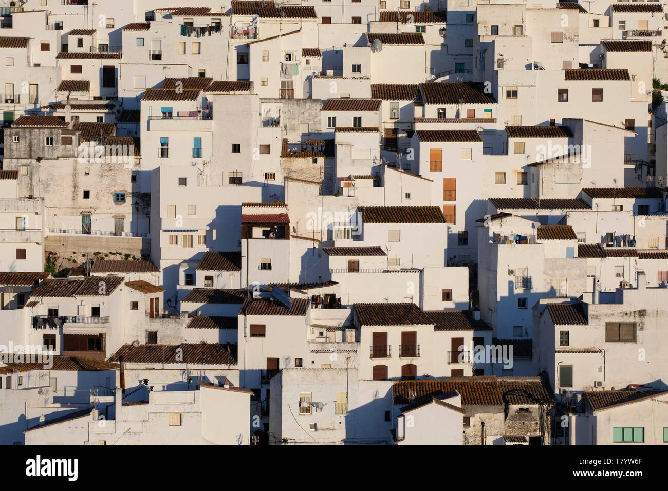 La collina "città bianca" (pueblo blanco) di Casares nella provincia di Malaga regione Andalucía, Spagna. Foto Stock