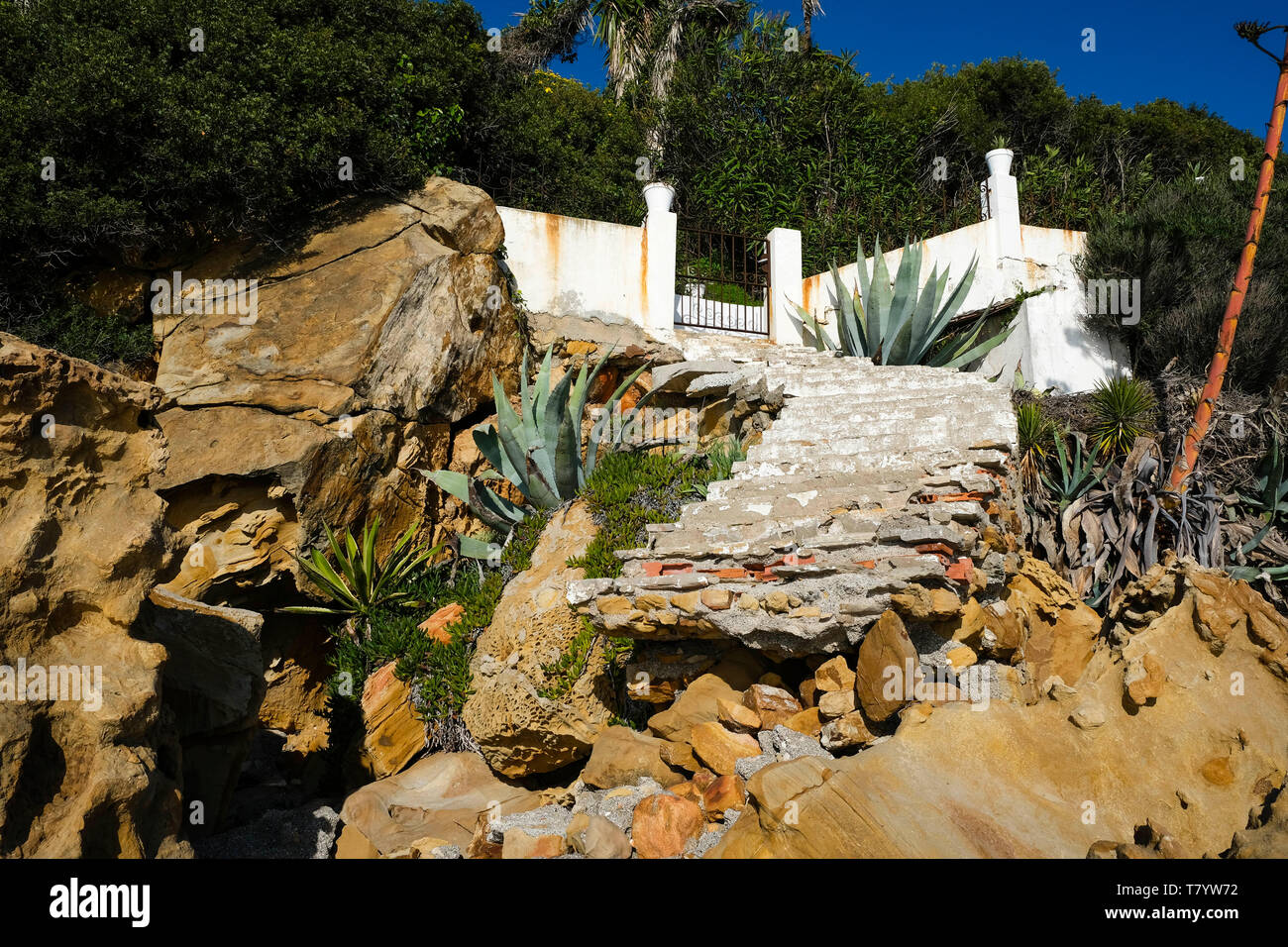 Erosi scalinata in corrispondenza di San Diego beach, tra Estepona e Gibilterra, Andalucía regione sulla costa mediterranea della Spagna. Foto Stock