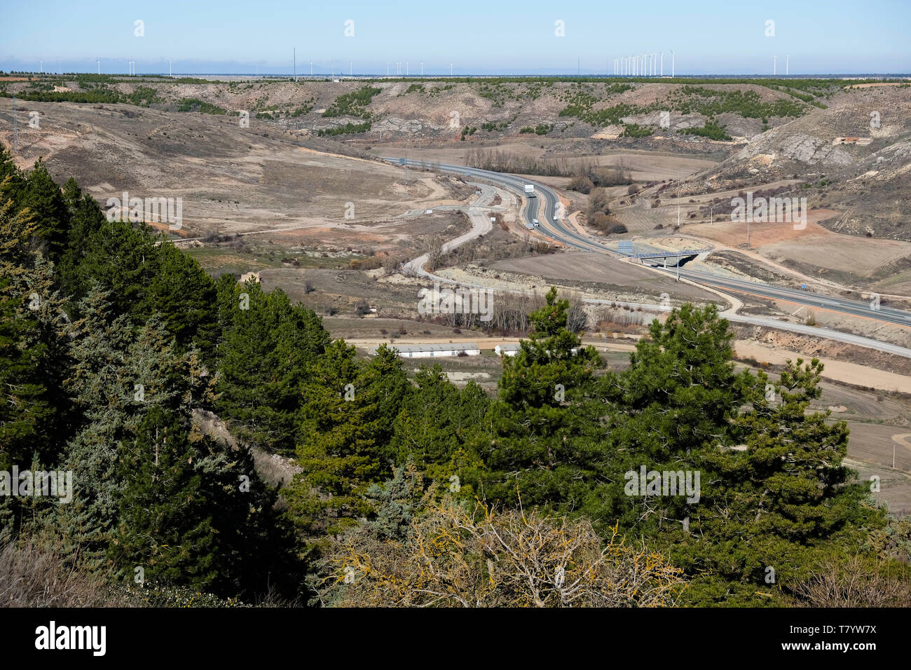 Vista di incrocio autostradale piano spagnolo, preso dalla città di Medinaceli, provincia di Soria, Spagna. Foto Stock
