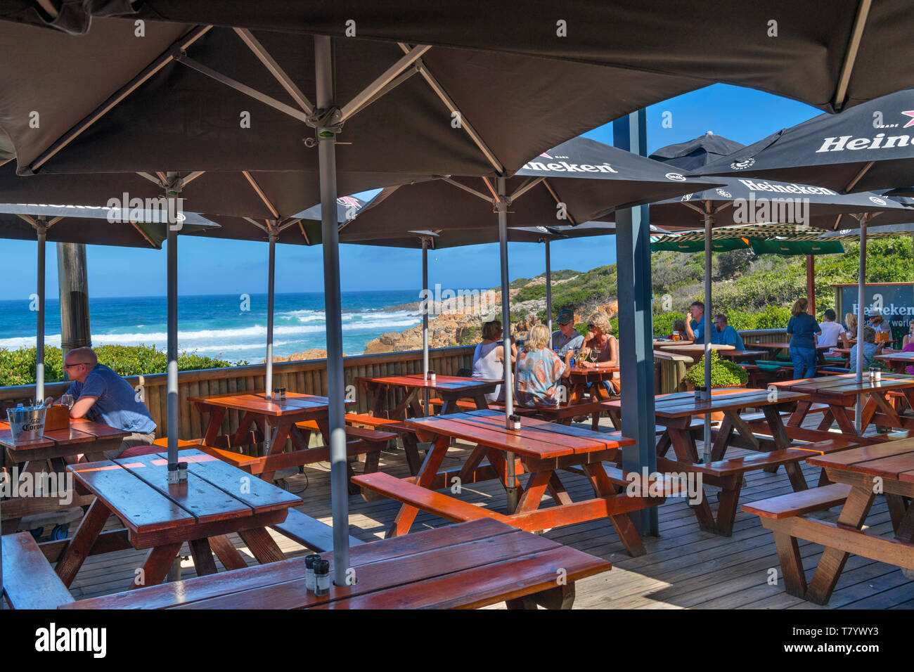 Lookout Deck Restaurant e il bar che si affaccia sulla spiaggia di Baia Plettenberg, Garden Route, Western Cape, Sud Africa Foto Stock