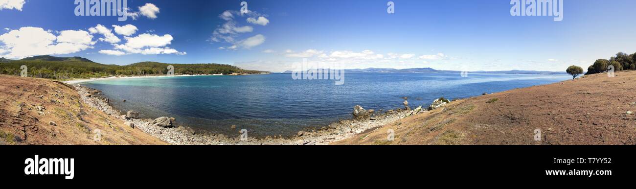 Paesaggio panoramico con la spiaggia di Maria Island in Tasmania, Prenotazione nazionale in Australia, bellissimo mare e paesaggi costieri. Foto Stock