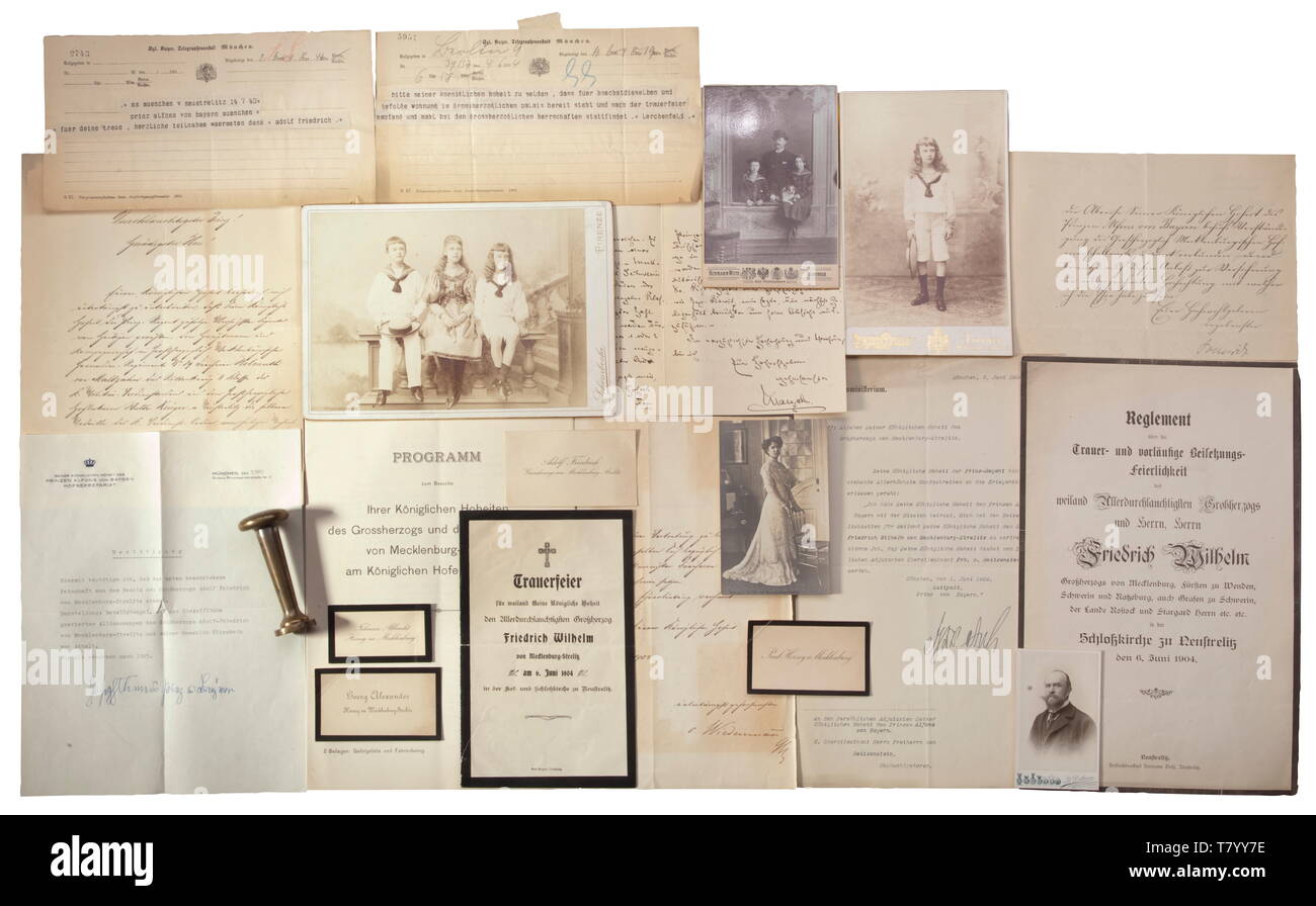 Adolf Friedrich von Mecklenburg-Strelitz (1819 - 1904) - il suo sigillo personale e documenti di famiglia la guarnizione di tenuta in ottone, tagliare con l'alleanza ovale stemma del Granduca e sua moglie Elisabeth von Anhalt. Altezza 9,8 cm. Sono incluse le cinque di cartone rigido fotografie del Granduca e la sua famiglia, quattro cartes de visite e di cordoglio schede dei membri della famiglia Mecklenburg-Strelitz (Adolf Friedrich Johann Albrecht, Georg Alexander e Paolo, Duca di Mecklenburg) e documentazione sulla obsequies per la Sua Altezza Reale Friedrich Wilhel, Additional-Rights-Clearance-Info-Not-Available Foto Stock