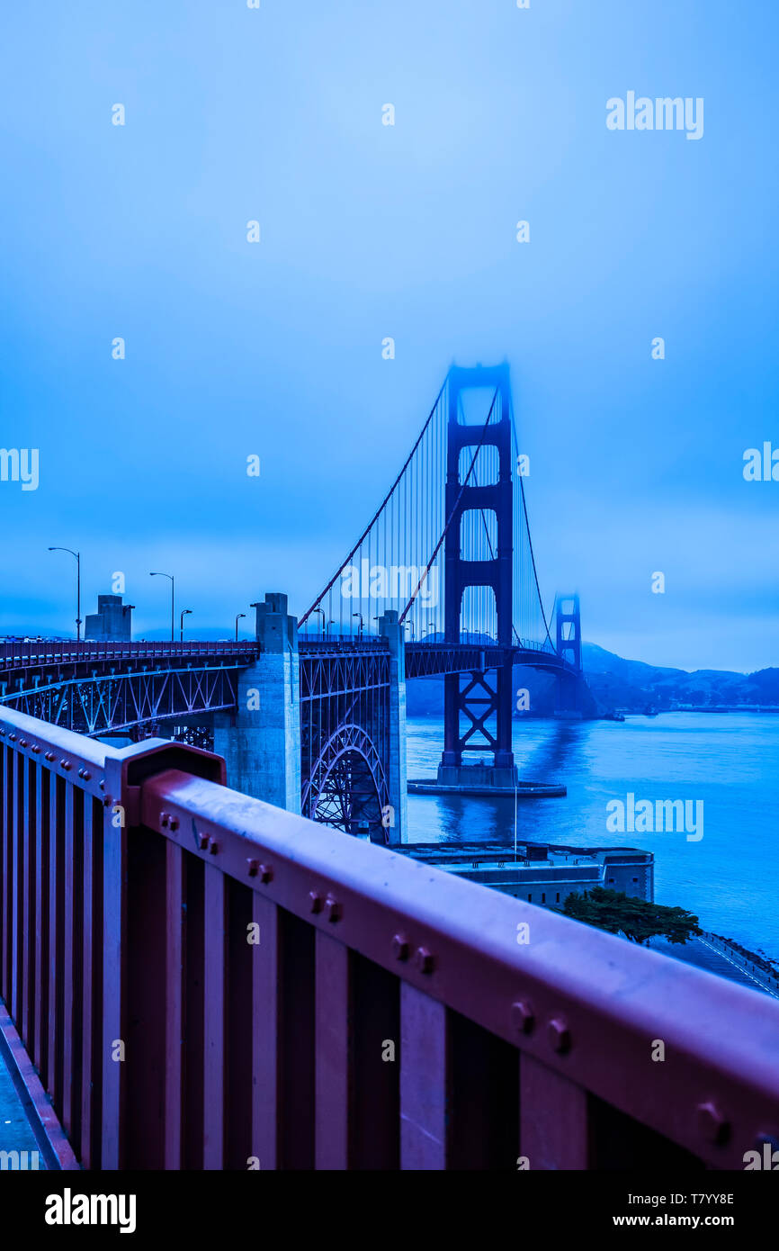 Il Ponte Golden Gate e la rampa in caso di nebbia, San Francisco, California USA Foto Stock