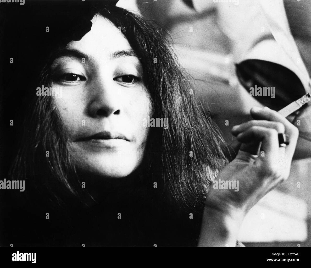 Yoko Ono a Selfridges, Oxford Street a Londra, Gran Bretagna - 1971.(foto Gijsbert Hanekroot) *** Caption locale *** beatles Yoko Ono Foto Stock