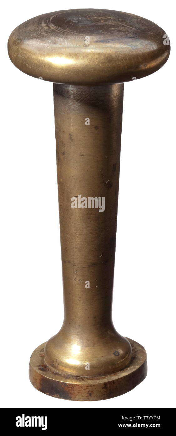 Adolf Friedrich von Mecklenburg-Strelitz (1819 - 1904) - il suo sigillo personale e documenti di famiglia la guarnizione di tenuta in ottone, tagliare con l'alleanza ovale stemma del Granduca e sua moglie Elisabeth von Anhalt. Altezza 9,8 cm. Sono incluse le cinque di cartone rigido fotografie del Granduca e la sua famiglia, quattro cartes de visite e di cordoglio schede dei membri della famiglia Mecklenburg-Strelitz (Adolf Friedrich Johann Albrecht, Georg Alexander e Paolo, Duca di Mecklenburg) e documentazione sulla obsequies per la Sua Altezza Reale Friedrich Wilhel, Additional-Rights-Clearance-Info-Not-Available Foto Stock