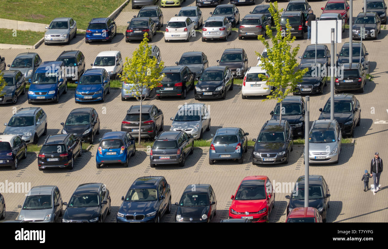 Braunschweig, Germania, Maggio 5, 2019: fotografia aerea di un buon parcheggio con le auto parcheggiate in linea e file Foto Stock