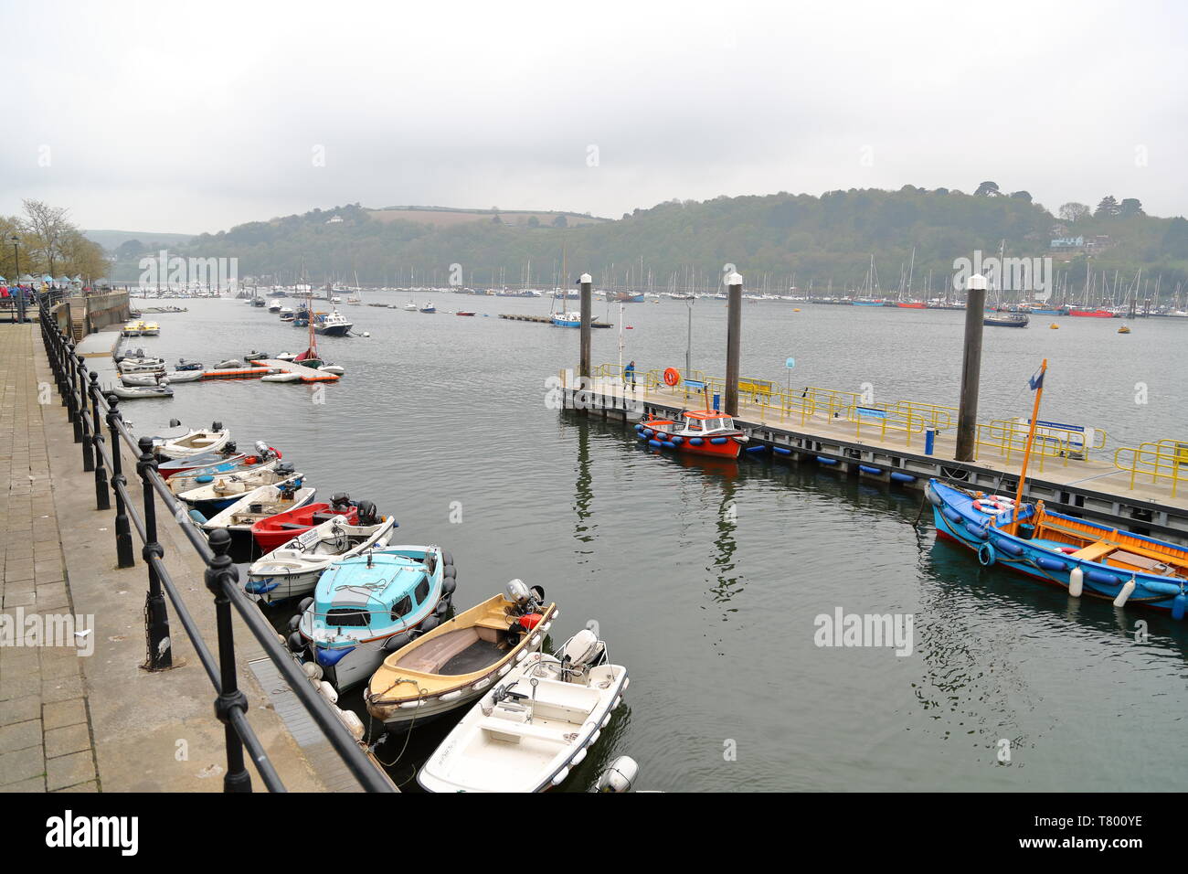 Barche ormeggiate al waterfront in Dartmouth, Regno Unito Foto Stock