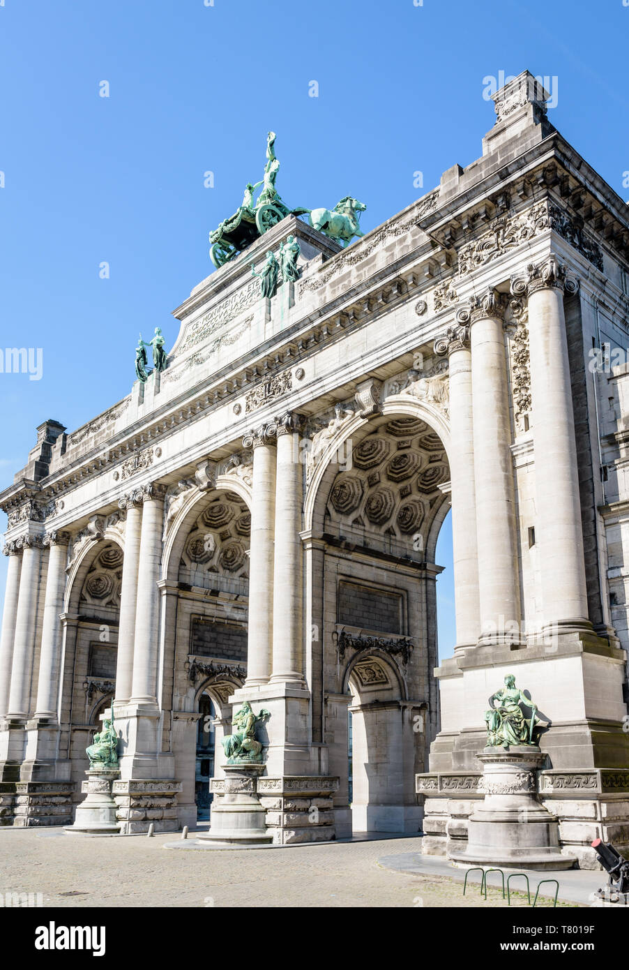 Basso angolo di visione del lato orientale del porticato du Cinquantenaire, l'arco trionfale eretto nel parco del Cinquantenario a Bruxelles, in Belgio. Foto Stock