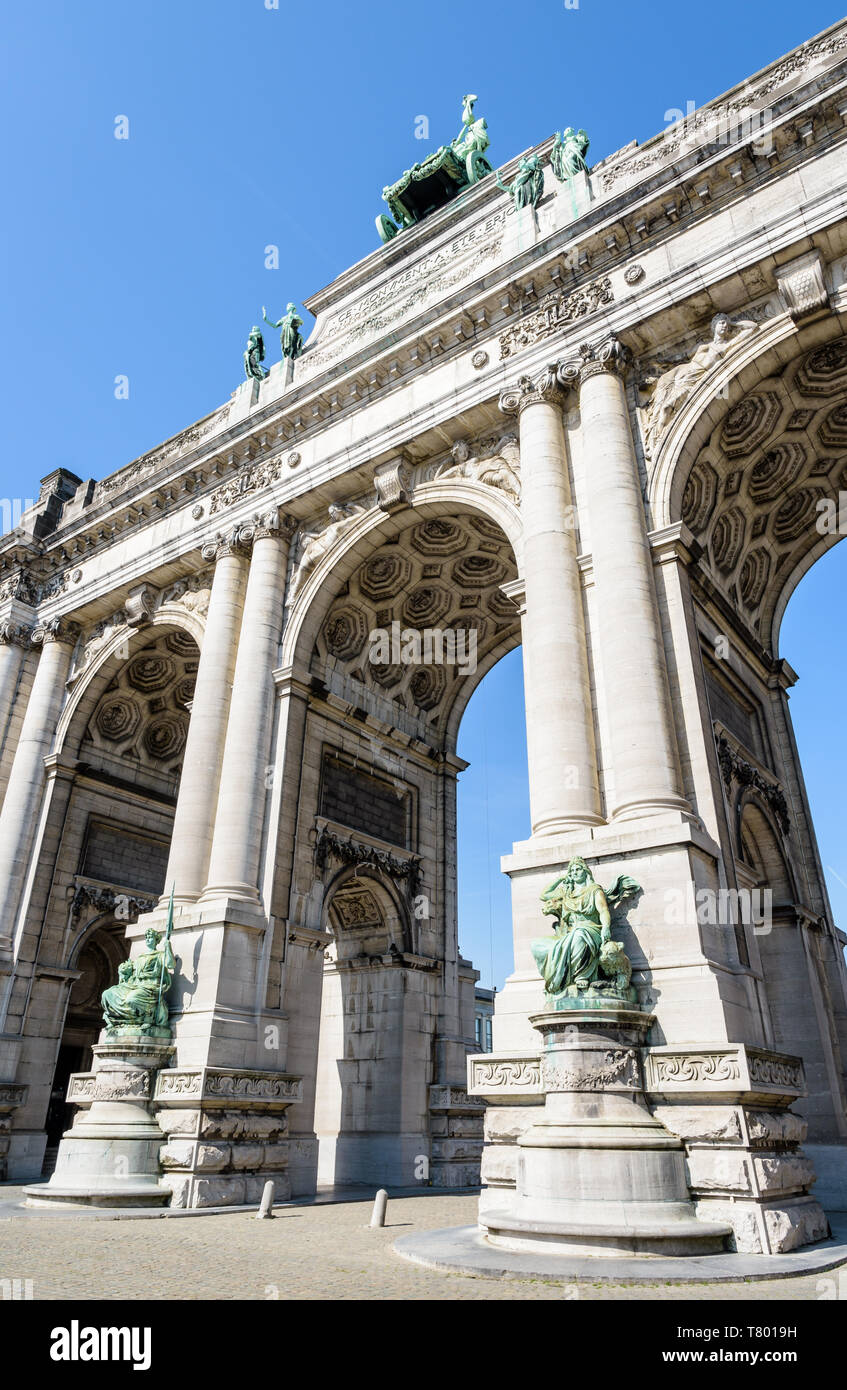 Basso angolo di visione del lato orientale del porticato du Cinquantenaire, l'arco trionfale eretto nel parco del Cinquantenario a Bruxelles, in Belgio. Foto Stock