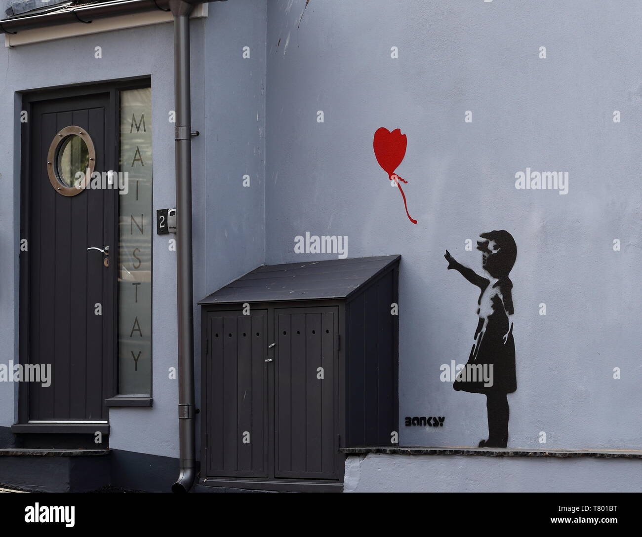 Banksy girl heart immagini e fotografie stock ad alta risoluzione - Alamy