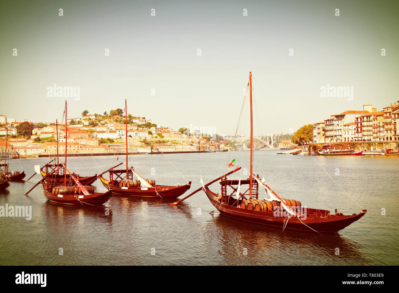 Portoghese tipiche imbarcazioni utilizzate in passato per il trasporto del famoso vino di Porto (Portogallo - Europa) - Instagram tonica immagine Foto Stock