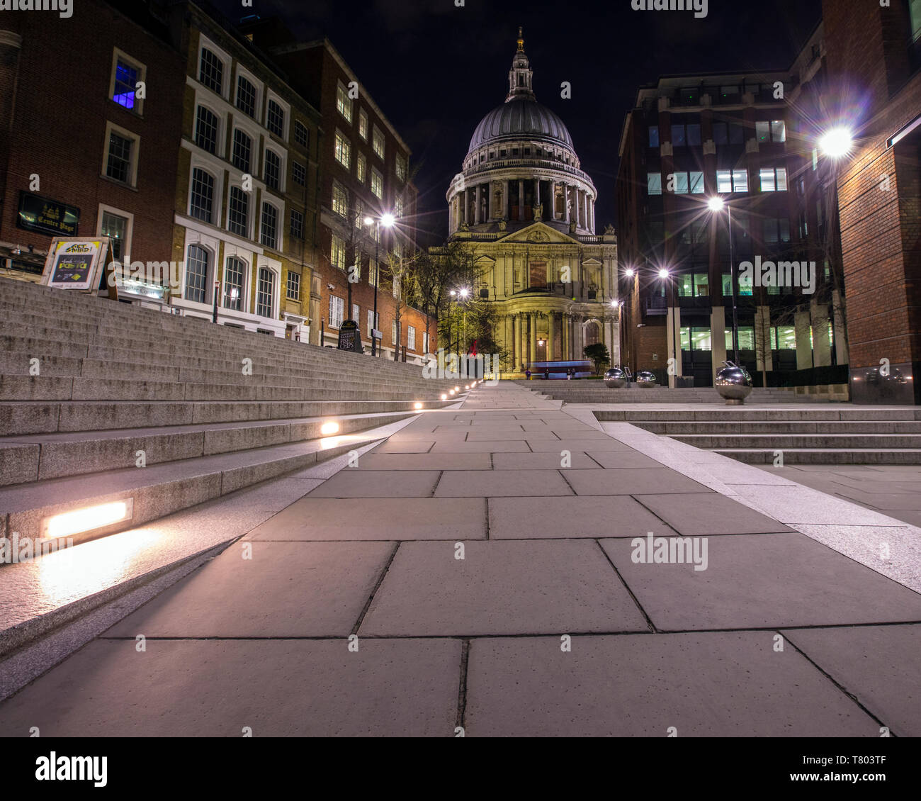 London, Regno Unito - 1 Aprile 2019: la magnifica St. Pauls Cathedral visto dalla collina Peters in Londra, Regno Unito. Foto Stock