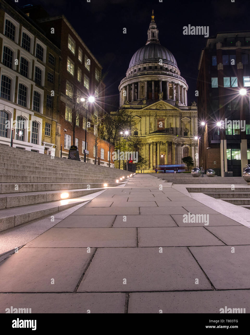 London, Regno Unito - 1 Aprile 2019: la magnifica St. Pauls Cathedral visto dalla collina Peters in Londra, Regno Unito. Foto Stock