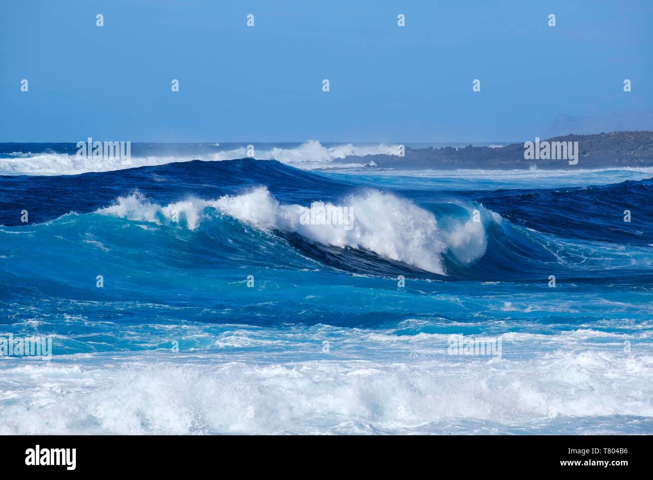 Onde da surf, nei pressi de La Santa vicino a Tinajo, Lanzarote, Isole Canarie, Spagna Foto Stock
