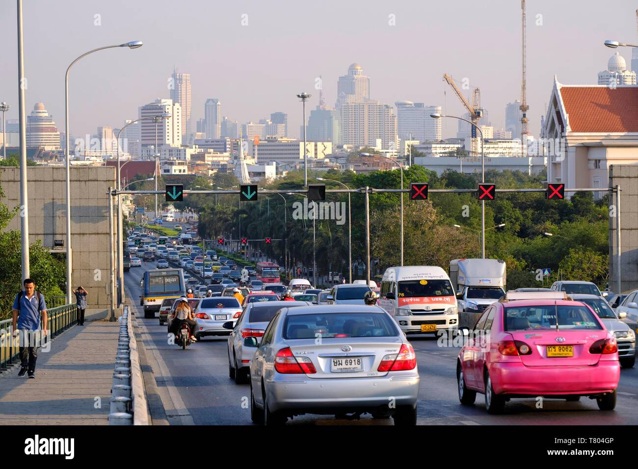 Il traffico automobilistico, Rosa Klao bridge, ingorghi di traffico per Rush Hour, Bangkok, Thailandia Foto Stock