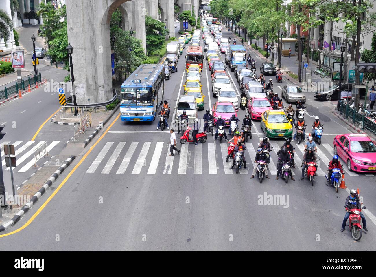 Auto e moto, veicoli in attesa ad un semaforo, ingorghi di traffico su Sathorn Road, Bangkok, Thailandia Foto Stock