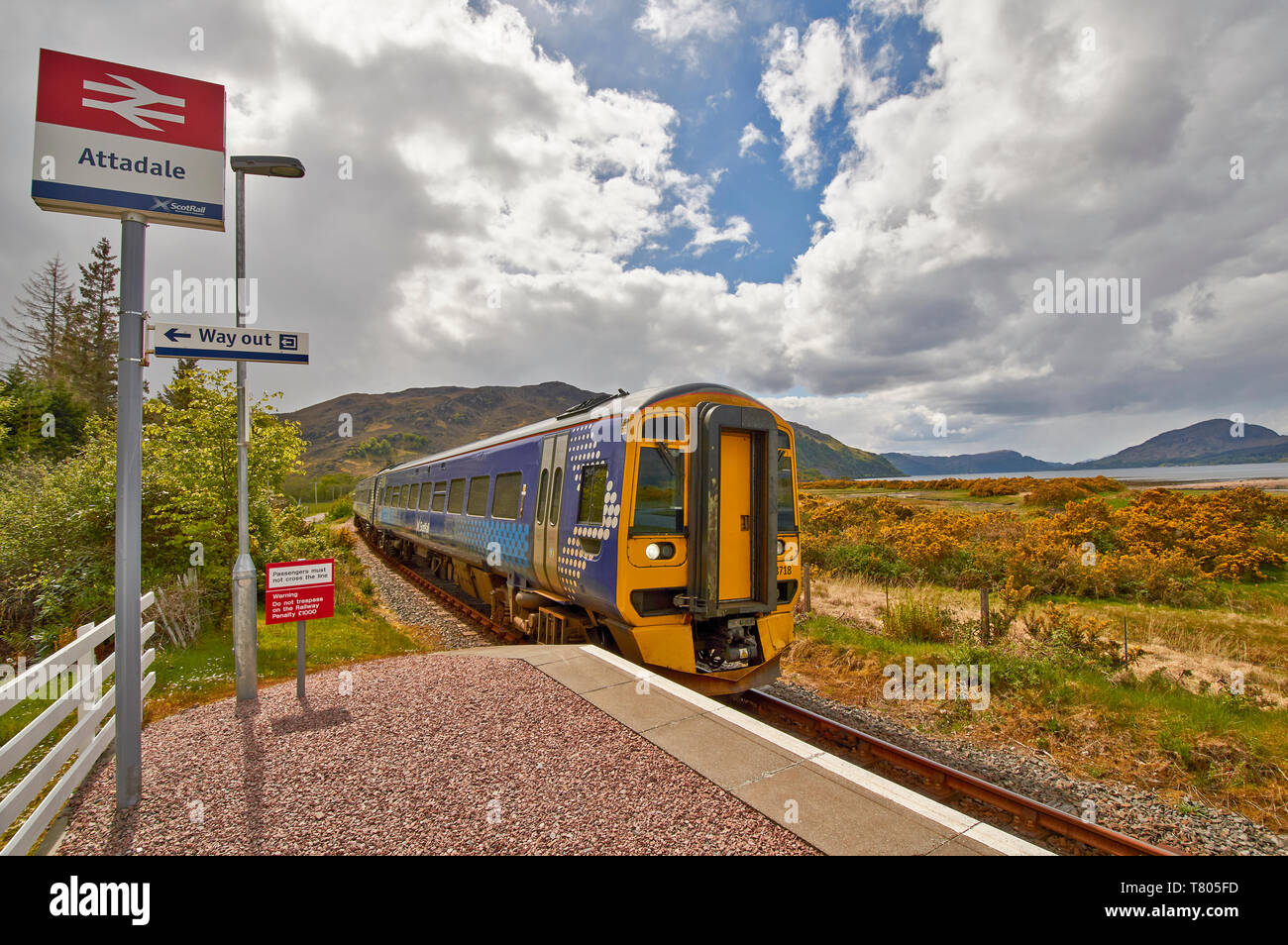 SCOTRAIL KYLE LINEA A INVERNESS Kyle of Lochalsh SCOZIA ATTADALE STAZIONE FERROVIARIA entrando in stazione da Kyle of Lochalsh Foto Stock