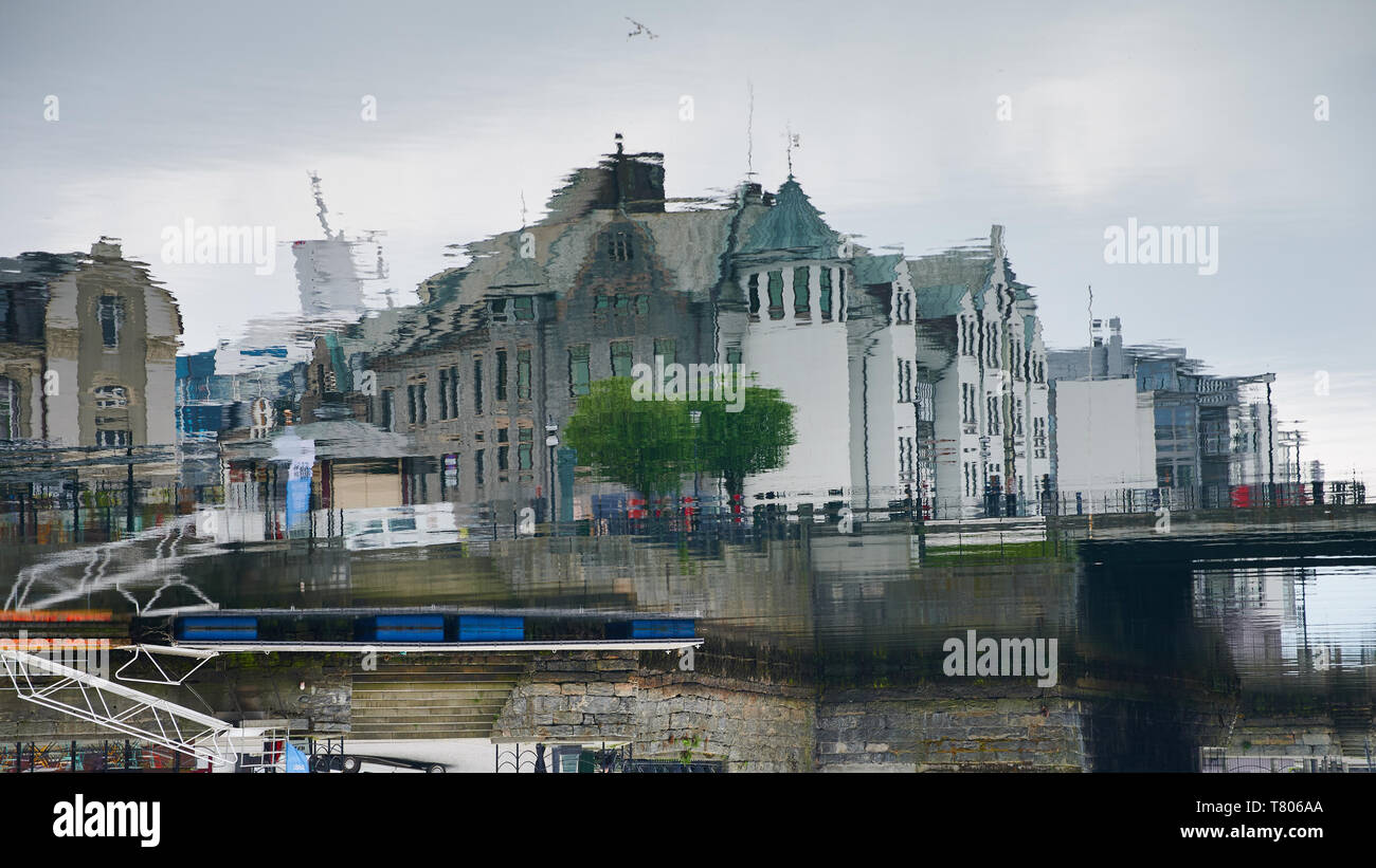 Una surreale immagine riflessa di Alesund del pittoresco porto e architettura Art Nouveau. Tela artistica di colori pastello Foto Stock